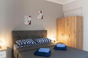 En eller flere senger på et rom på Athens Luxuery 3BR