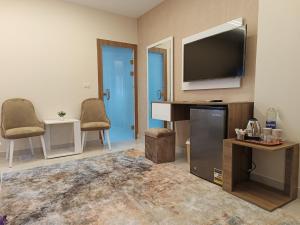 TV a/nebo společenská místnost v ubytování Discover pyramids inn