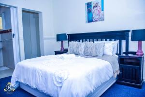 מיטה או מיטות בחדר ב-Royal Highness Lux Guesthouse