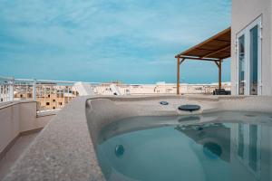 Πισίνα στο ή κοντά στο The Willows Penthouses with Jacuzzi