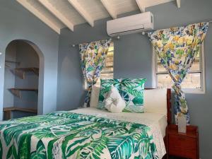 1 dormitorio con cama y ventana en Story Villa 1 Bedroom with Ocean & Mountain View, en Canaries