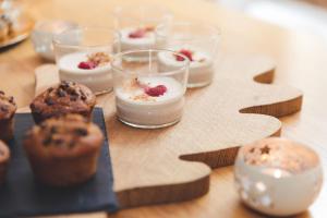 eine Auswahl an Desserts in Gläsern auf dem Tisch in der Unterkunft Moulin de Tessé in Flexanville