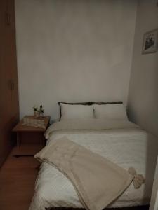 ヴルシャツにあるKuća Rustikaのベッドルーム1室(ベッド1台、ナイトスタンド付)