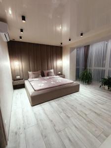 1 dormitorio con 1 cama grande en una habitación grande en 2к шикарний люкс!, en Khmelʼnytsʼkyy