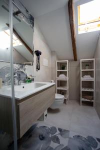 ein Bad mit einem Waschbecken und einem WC in der Unterkunft Domus 25 in Catania