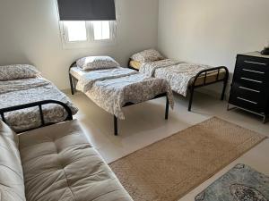 A bed or beds in a room at فلة التاله مدينة الملك عبدالله الاقتصادية للعوائل فقط قريبه من النادى التأله استخدام النادى