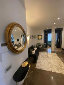 ein Wohnzimmer mit einem Spiegel und einem Sofa in der Unterkunft EUR suite BEETHOVEN in Rom