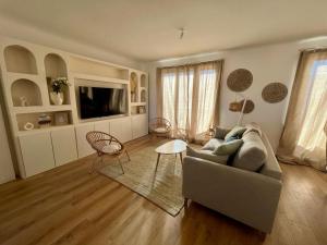 a living room with a couch and a table at Appartement Plage Prado avec parking in Marseille