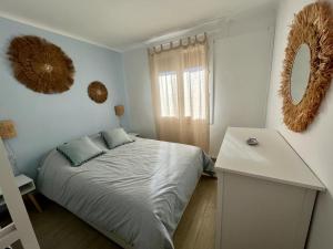 a bedroom with a bed and a mirror on the wall at Appartement Plage Prado avec parking in Marseille