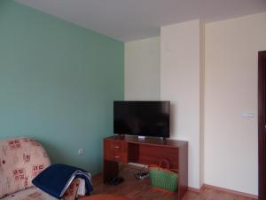 バンスコにあるBansko Ski Apartmentのリビングルーム(薄型テレビ、テーブル付)
