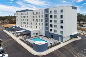 eine Luftansicht eines Hotels mit Pool in der Unterkunft Courtyard by Marriott Pensacola West in Pensacola