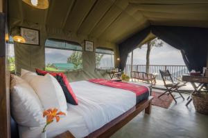 um quarto com uma cama numa tenda em Madulkelle Tea and Eco Lodge em Kandy