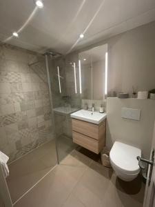 a bathroom with a toilet and a shower and a sink at Verbier Apt 2 rooms (3 guests) in Verbier