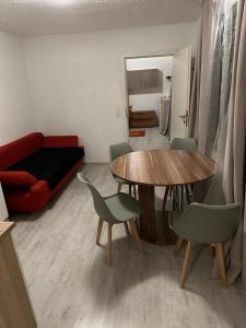 sala de estar con mesa, sillas y sofá en Wohnung in Sankt Englmar Nr 415, en Sankt Englmar