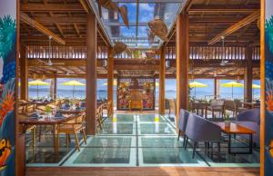 Koh Apikjun Resort في Kaoh Sdach: مطعم مطل على المحيط