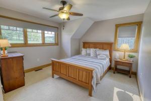 En eller flere senger på et rom på Gorgeous 5BR-Mountain Views-Hot Tub-Sauna-Game Room