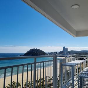 einen Balkon mit Blick auf den Strand in der Unterkunft Yangyang Ocean Stay 환상적 전면 오션뷰 in Yangyang