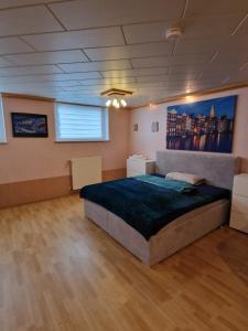 1 dormitorio con 1 cama grande en una habitación en Haus der Erholung App 2 en Lotte