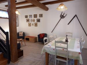 une salle à manger avec une table et des chaises blanches dans l'établissement Gite Schlossberg, à Colmar