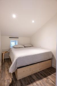 ein Schlafzimmer mit einem Bett in einem Zimmer in der Unterkunft L'Epinette - Gîte de groupe et salle de réception in Allevard