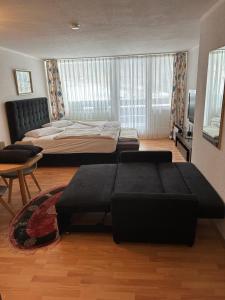 sypialnia z dużym łóżkiem i kanapą w obiekcie Wohnung in Sankt Englmar Nr 512 w mieście Sankt Englmar