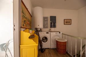 een wasruimte met een wasmachine en een wasmachine bij Appartement Bronckart_10 in Luik