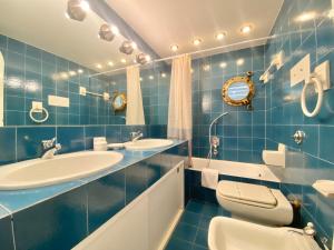 Et badeværelse på WELCOME RIVIERA-Paradiso 12-PARKING 2,25 METERS WIDE-vista mare stupenda-balcone con vista meravigliosa-terrazza sovrastante di 70 mq esterna- + 36 billeder