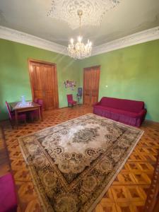 - un salon avec un canapé rouge et une table dans l'établissement Chateau Kursebi, à Koutaïssi