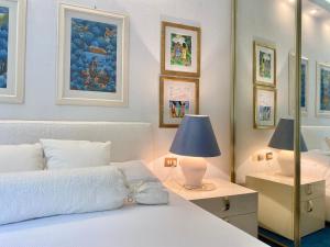 En eller flere senge i et værelse på WELCOME RIVIERA-Paradiso 12-PARKING 2,25 METERS WIDE-vista mare stupenda-balcone con vista meravigliosa-terrazza sovrastante di 70 mq esterna-