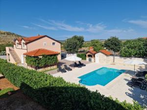 a villa with a swimming pool and a house at Villa Verbena in Mala Čista