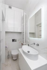 bagno bianco con lavandino e servizi igienici di Malila Premium Apartments Cracow Centre Starowiślna 43 a Cracovia
