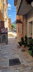 une rue pavée dans une ville avec des bâtiments dans l'établissement Maison complète Ganzes Haus House 6 Peronnes La Finière Seealpen Isola Village bei Nizza Alpes -Maritimes près de Nice 70 km, à Isola