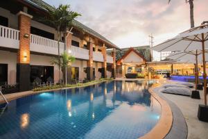 una piscina en medio de un edificio en ETK Patong Resort, en Patong Beach