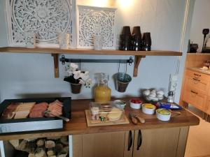 stół z tacą z jedzeniem w obiekcie Bruksgården Bed&Breakfast w mieście Undenäs