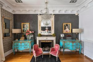 HoHomes - Luxury Palacete في برشلونة: غرفة معيشة مع كرسيين ومدفأة
