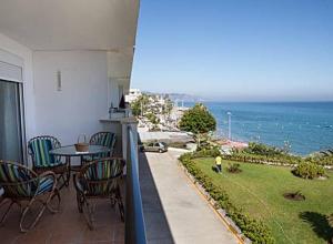 balcón con mesa, sillas y vistas al océano en Apartamento en NERJA. Primera línea de playa en Nerja