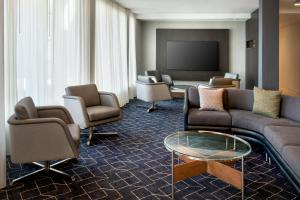Courtyard by Marriott New Haven Wallingford的休息区