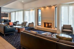 een lobby met banken en een open haard bij Courtyard by Marriott New Haven Wallingford in Wallingford