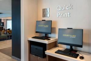 Courtyard by Marriott New Haven Wallingford的电视和/或娱乐中心