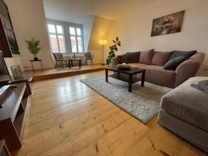 sala de estar con sofá y mesa en Brix Apartment, en Naumburg