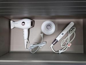 eine Schachtel mit einem Haartrockner, einem Haartrockner und einem Haartrockner in der Unterkunft Extreme Confort en Santa Cruz Ciudad in Santa Cruz de Tenerife