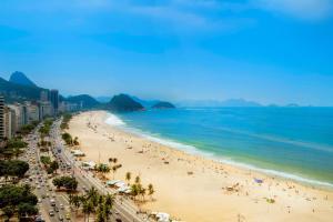 Plaża z ludźmi na niej i ocean w obiekcie JW Marriott Rio de Janeiro w mieście Rio de Janeiro