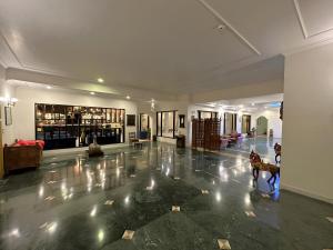 um quarto grande com um átrio com um piso grande em A S Hotels em Khajuraho