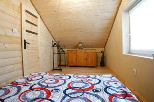 Domek Pietryna في Chańcza: غرفة نوم بسرير في العلية
