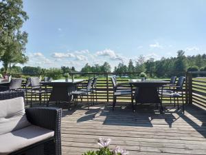 une terrasse avec des tables et des chaises et des montagnes en arrière-plan dans l'établissement Bruksgården Bed&Breakfast, à Undenäs