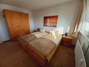 a bedroom with two beds and a window at Altstadthotel garni Frankfurter Hof in Eschwege