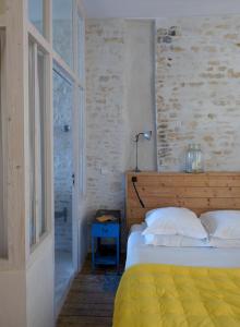 Llit o llits en una habitació de Hôtel Le Sénéchal