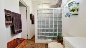 baño con aseo y ventana grande en The Suite Spot Apartment - Private Paradise Stay en Soufrière
