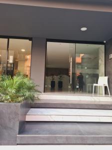 un edificio con ampie vetrate e una sedia bianca di Sirari Palm Monoambiente Premium !!! a Santa Cruz de la Sierra