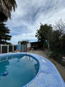 uma grande piscina azul com um escorrega em Finca el Lomo em Las Palmas de Gran Canárias